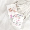 Dwustronne zaproszenie na drugie urodziny dziewczynki z motywem misia unoszącego się na różowych balonikach i dekoracjami w postaci gwiazdek.