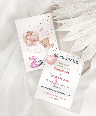Dwustronne zaproszenie na drugie urodziny dziewczynki z motywem misia unoszącego się na różowych balonikach i dekoracjami w postaci gwiazdek.