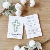 Eleganckie zaproszenie na Pierwszą Komunię Świętą | PapierowyZakątek.pl Elegancka karta zaproszenia na I Komunię Świętą z motywem krzyża i białymi kwiatami na drewnianym tle.