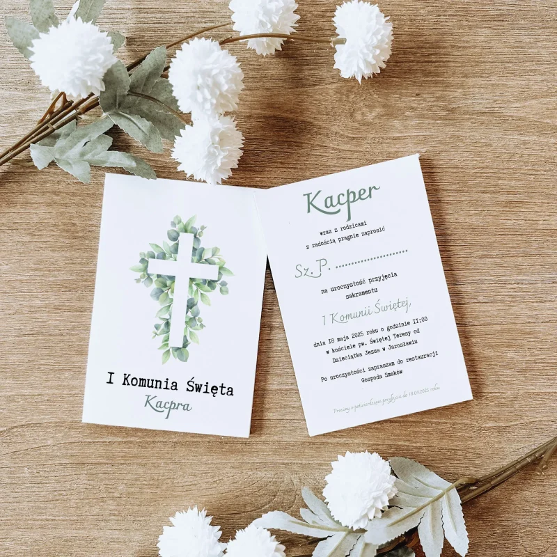 Elegancka karta zaproszenia na I Komunię Świętą z motywem krzyża i białymi kwiatami na drewnianym tle.