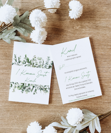 Personalizowane zaproszenie na Pierwszą Komunię Świętą z motywem zielonych liści i białym tłem