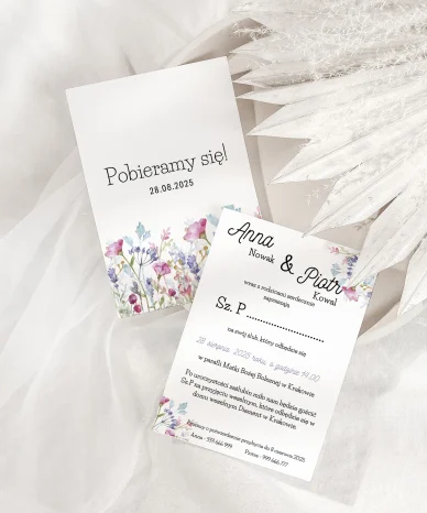 Personalizowane zaproszenie ślubne w stylu boho z kwiatowym motywem i delikatnym tłem