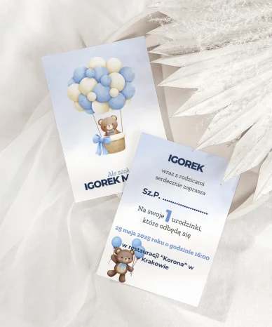 Zaproszenie na pierwsze urodzinki chłopczyka z motywem misia i balonów w odcieniach niebieskiego