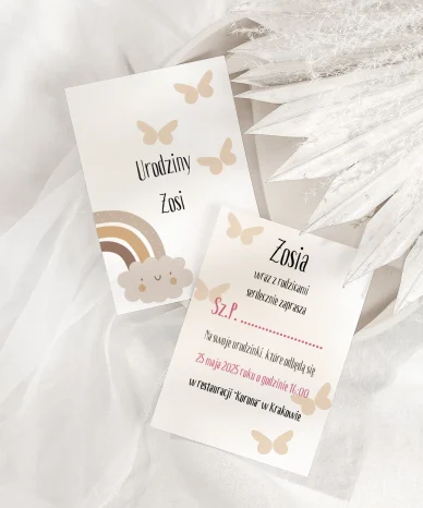 Zaproszenie na urodzinki dla dziewczynki z imieniem Zosia i dekoracjami motylków oraz tęczą