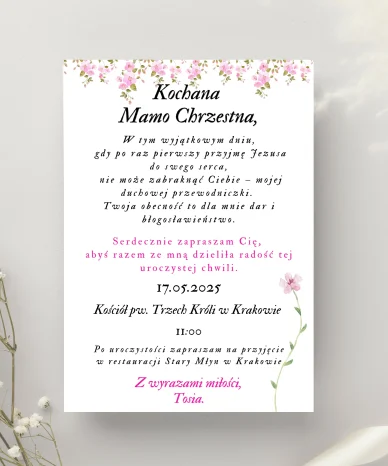 Zaproszenie dla Matki Chrzestnej na Pierwszą Komunię z motywem różowych kwiatów, z polskim tekstem wyrażającym wdzięczność