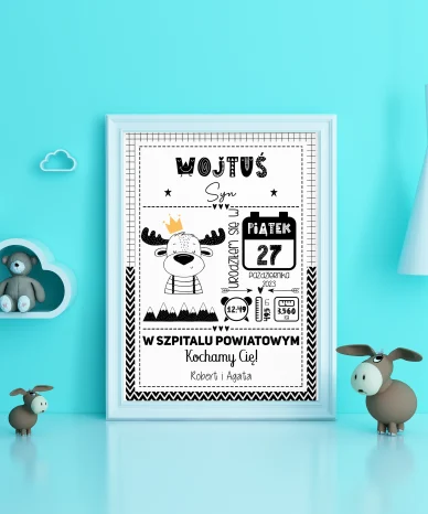 Personalizowana metryczka dla dziecka w ramce A4 z ilustracjami zwierząt i chmurkami na jasnoniebieskim tle.
