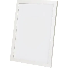 Elegancka biała ramka na zdjęcia w minimalistycznym stylu, lekko pochylona, z pustym wnętrzem.