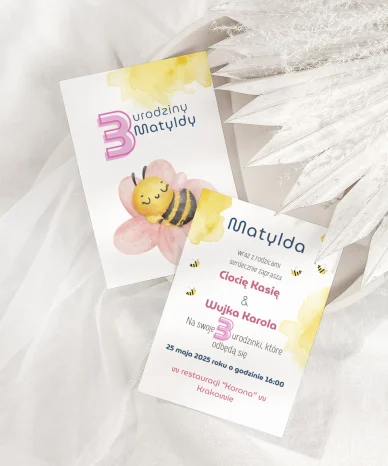 Zaproszenia na urodziny dziewczynki z motywem pszczółki i kwiatów w jasnych kolorach