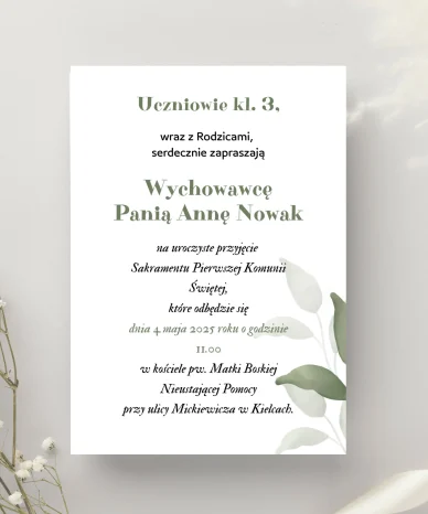 Pierwszą Komunię Świętą z zielonymi akwarelowymi motywami liści i tekstem w ciemnym kolorze, obok którego stoją dekoracje: wazon z żółtymi słonecznikami i ametysty.