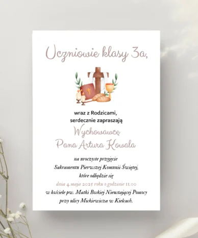 Pamiątkowe zaproszenie na Pierwszą Komunię Świętą dla wychowawcy klasy 3a z ilustracją krzyża i symboli eucharystycznych