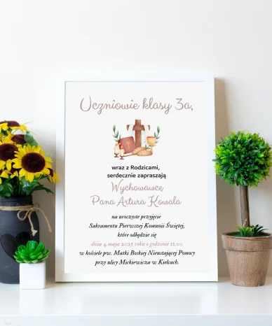 Pamiątkowe zaproszenie na Pierwszą Komunię Świętą dla wychowawcy w białej ramce z dekoracją roślinną