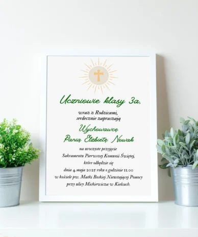 Zaproszenie na Pierwszą Komunię Świętą dla nauczyciela w białej ramce z motywem hostii, stoi między dwoma doniczkami z zielonymi roślinami