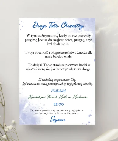 Zaproszenie na Pierwszą Komunię Świętą dla Ojca Chrzestnego z tekstem i akwarelowym, jasnoniebieskim tłem