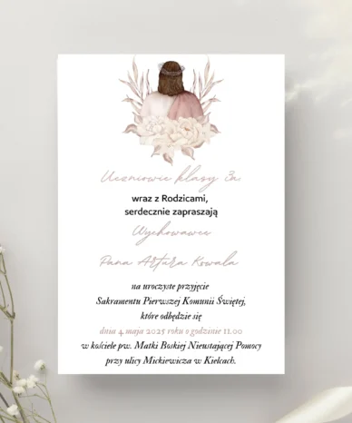 Zaproszenie na Pierwszą Komunię Świętą dla Wychowawcy z ilustracją Jezusa i kwiatów