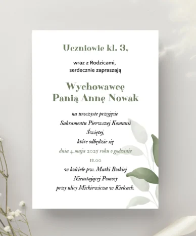 Zaproszenie na Pierwszą Komunię Świętą dla wychowawcy z zielonymi liśćmi i tekstem zapraszającym