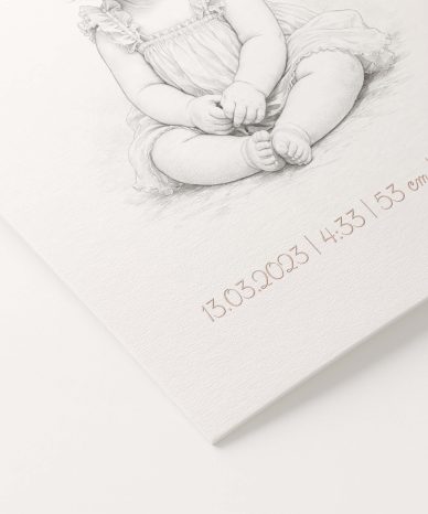 Metryczka dla dziewczynki z ilustracją niemowlęcia siedzącego w sukience i danymi personalizowanymi