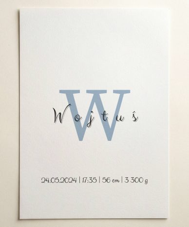 Plakat Urodzenia z inicjałem 'W', imieniem 'Wojtuś' oraz datą i godziną urodzenia, wzrostem i wagą dziecka