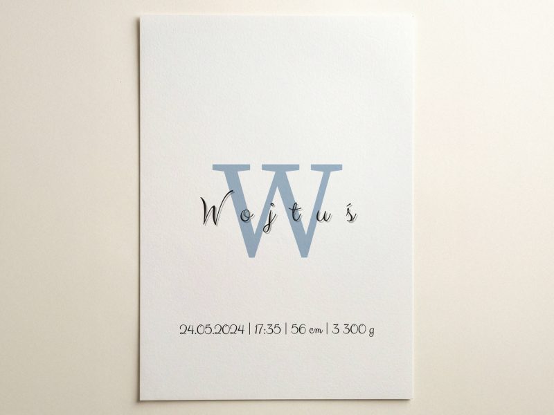 Plakat Urodzenia z inicjałem 'W', imieniem 'Wojtuś' oraz datą i godziną urodzenia, wzrostem i wagą dziecka