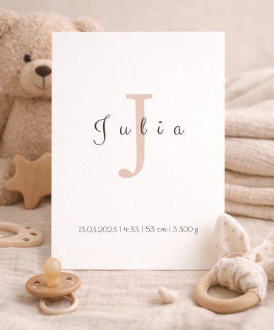 Plakat metryczka urodzenia z dużą literą J i imieniem Julia, datą i godziną urodzenia, długością i wagą dziecka