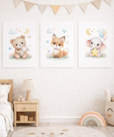 Zestaw trzech plakatów z pastelowymi zwierzątkami: misiem, liskiem i słonikiem w pokoju dziecka.